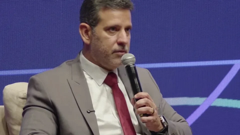 Ministro diz que corte de Flávio pode acabar com Pé-de-Meia; Daniella Marques rebate