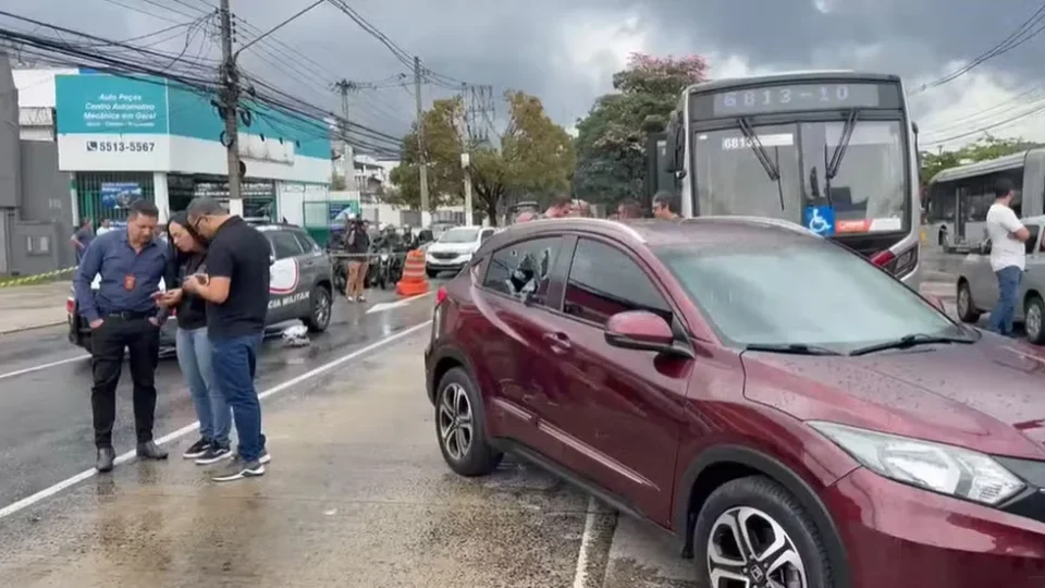 Mulher de 24 anos morre após ser baleada durante intervenção de policial em assalto em SP