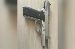 Adolescente de 13 anos atira no rosto de amigo com arma do pai; defesa alega acidente