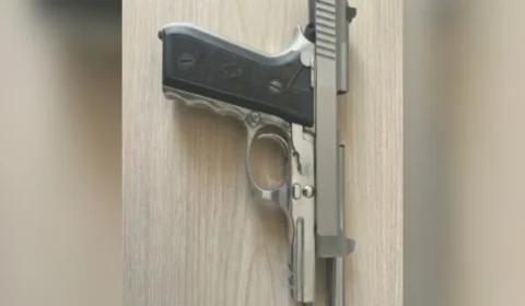 Adolescente de 13 anos atira no rosto de amigo com arma do pai; defesa alega acidente