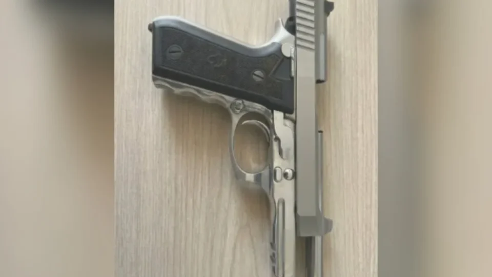 Adolescente de 13 anos atira no rosto de amigo com arma do pai; defesa alega acidente
