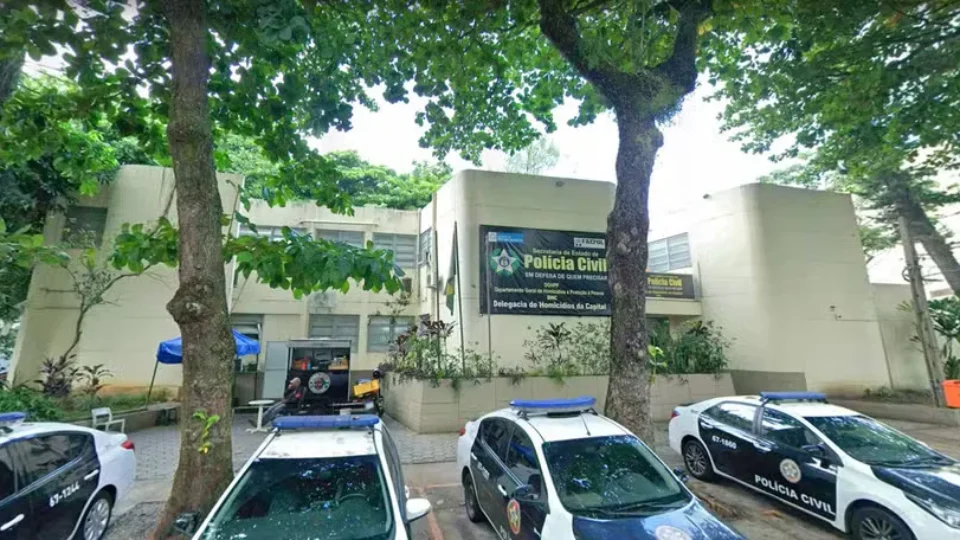Jovem de 18 anos é achado morto a facadas; mãe suspeita do ex-marido no Rio