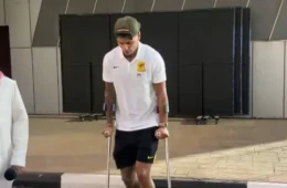 Richard Ríos, ex-Palmeiras, sofre lesão e deixa estádio de muletas na Arábia Saudita