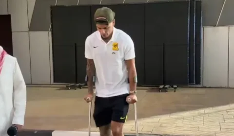 Richard Ríos, ex-Palmeiras, sofre lesão e deixa estádio de muletas na Arábia Saudita