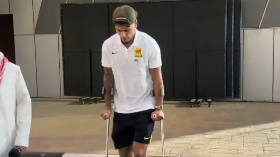 Richard Ríos, ex-Palmeiras, sofre lesão e deixa estádio de muletas na Arábia Saudita