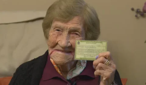 Aos 106 anos, eleitora que nasceu antes da Justiça Eleitoral vai às urnas em SP