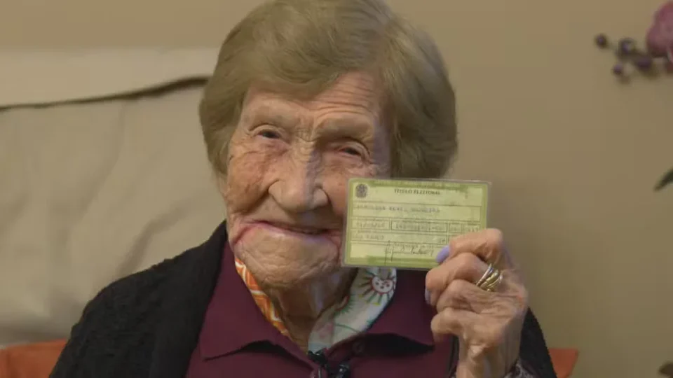 Aos 106 anos, eleitora que nasceu antes da Justiça Eleitoral vai às urnas em SP