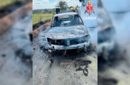 Carro pega fogo e fica completamente destruído na Ponte Alta