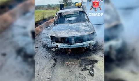 Carro pega fogo e fica completamente destruído na Ponte Alta
