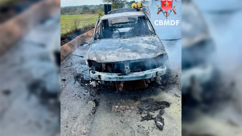 Carro pega fogo e fica completamente destruído na Ponte Alta