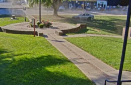 Sob efeito de álcool, idosa é presa após fazer “zerinhos” com carro em tribunal nos EUA