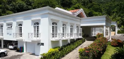Fotografias, quadros, prêmios e recordações de décadas de carreira fazem parte da decoração do imóvel, que também foi cenário de celebrações importantes para a família.
