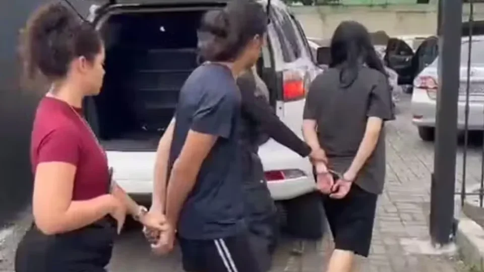 Pais são presos após bebê de 16 dias morrer com sinais de agressão no RJ