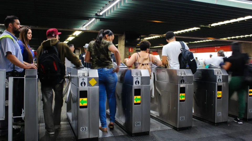 Metrô de SP passa a aceitar Pix nas estações; saiba quais linhas já têm a novidade