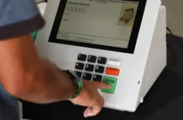 Eu levo multa se não votar? Entenda as regras do TSE