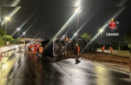 Carreta com encomendas tomba na Epia Sul e interdita pista no sentido Gama