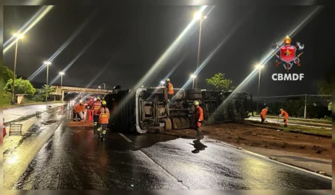 Carreta com encomendas tomba na Epia Sul e interdita pista no sentido Gama