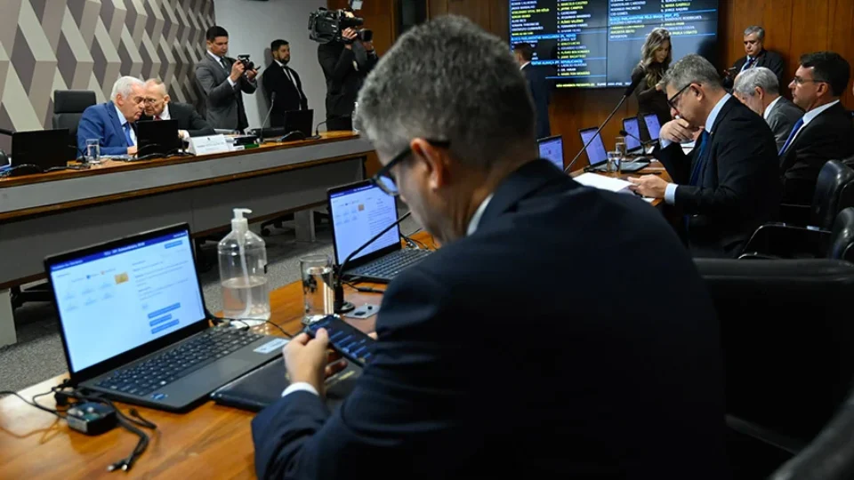 Comissão do Senado aprova PEC da Segurança e texto segue para votação em plenário