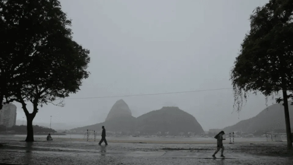 Rio tem sábado de chuva durante o dia e à noite; veja a previsão