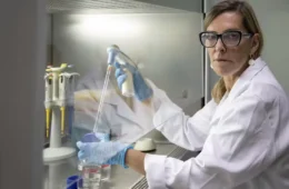 Pesquisadora acusa Anvisa de restringir polilaminina; agência cita 7 mortes