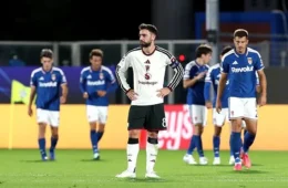 Como 1907 atropela Manchester United por 4 a 1 com dois gols de Nico Paz na Champions