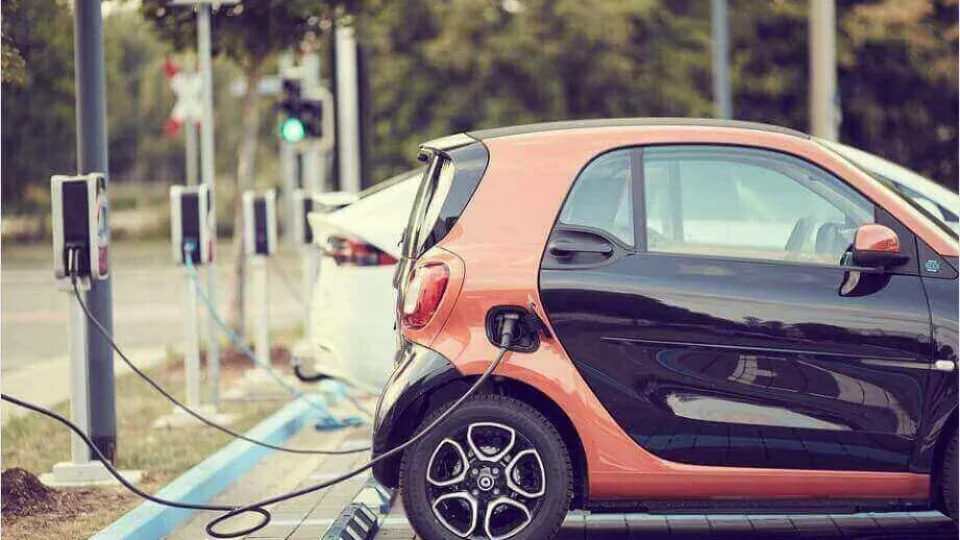 Alta dos combustíveis leva 87% a planejar carro elétrico