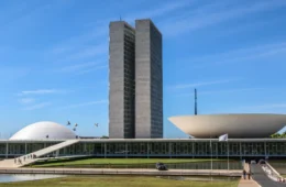 Flávio pode mudar a Constituição e cortar direitos? Constitucionalista explica limites do presidente