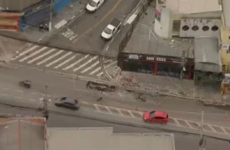 Rompimento de adutora abre cratera e interdita avenida em Osasco
