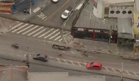 Rompimento de adutora abre cratera e interdita avenida em Osasco