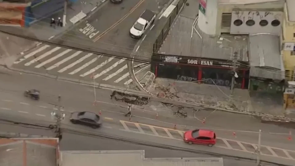 Rompimento de adutora abre cratera e interdita avenida em Osasco