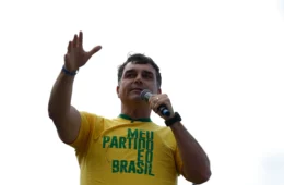 Dino determina investigação sobre suspeita de financiamento estrangeiro à campanha de Flávio Bolsonaro