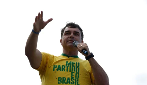 Dino determina investigação sobre suspeita de financiamento estrangeiro à campanha de Flávio Bolsonaro
