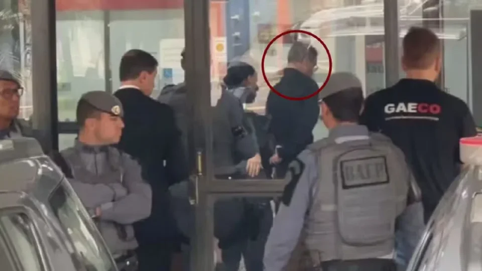 Vídeo mostra secretário e marido da prefeita de Bauru sendo levado durante operação policial