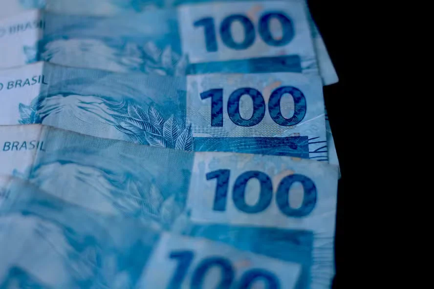 Quem pretende contratar outro empréstimo deverá verificar se ainda possui parcelas futuras disponíveis e se atende às condições estabelecidas pela instituição financeira.