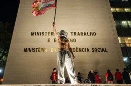 Após viral na Paulista, ‘gostoso da Esplanada’ chama atenção em ato pró-Lula em Brasília
