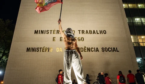 Após viral na Paulista, ‘gostoso da Esplanada’ chama atenção em ato pró-Lula em Brasília