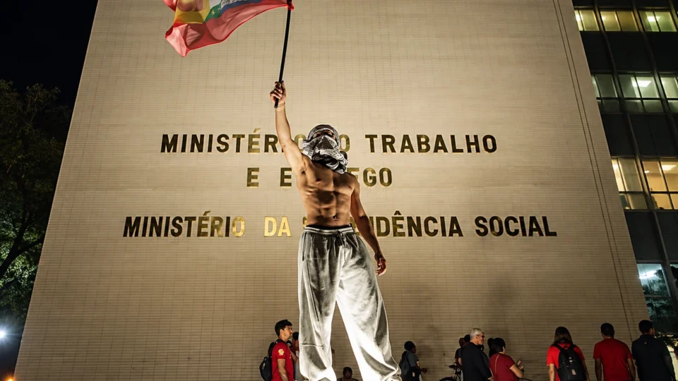 Após viral na Paulista, ‘gostoso da Esplanada’ chama atenção em ato pró-Lula em Brasília