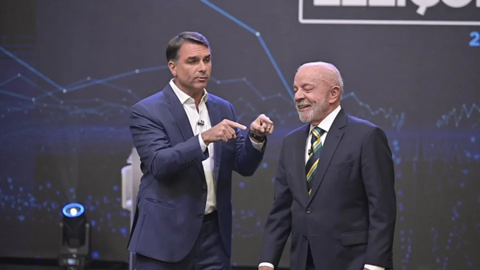 Lula amplia votação no DF, enquanto Flávio Bolsonaro recebe menos votos que o pai em 2022