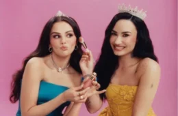 Selena Gomez e Demi Lovato recriam cenas de filme da Disney em campanha de beleza