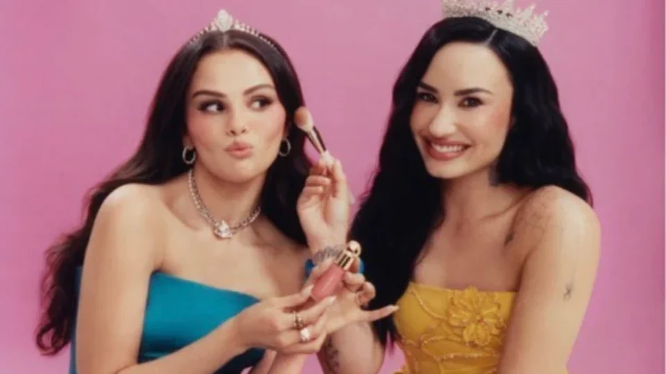Selena Gomez e Demi Lovato recriam cenas de filme da Disney em campanha de beleza