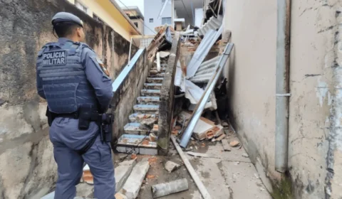 Casa desaba em Santo André e mulher de 64 anos é resgatada dos escombros