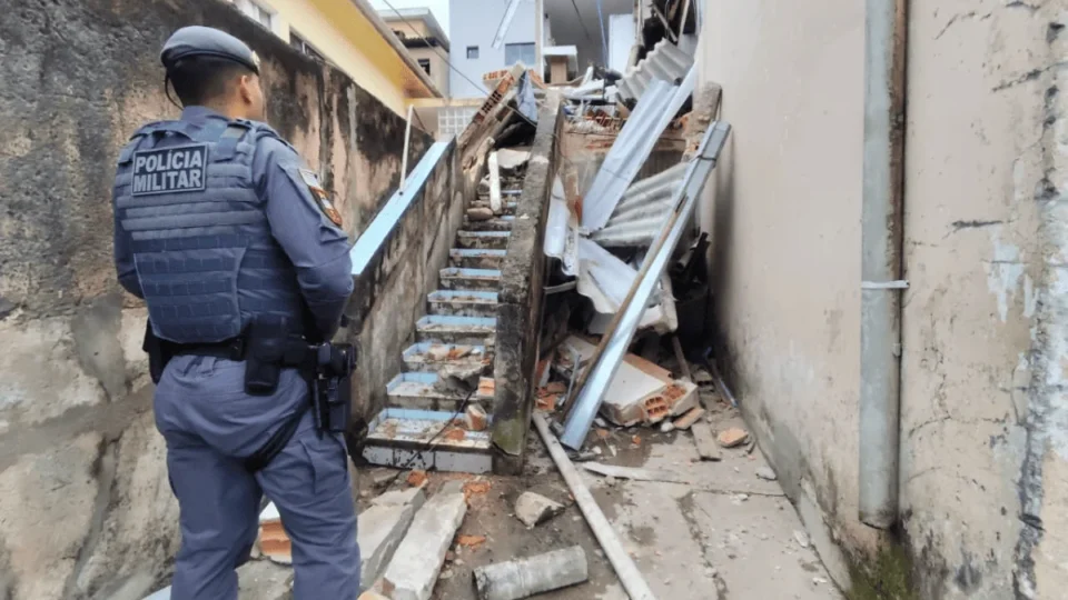 Casa desaba em Santo André e mulher de 64 anos é resgatada dos escombros