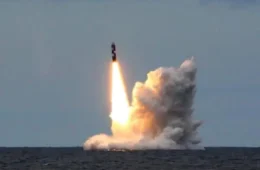 Rússia lança míssil intercontinental de submarino e divulga vídeo do teste militar