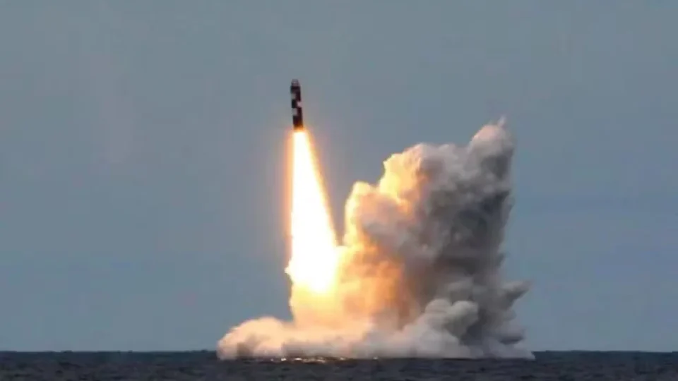 Rússia lança míssil intercontinental de submarino e divulga vídeo do teste militar