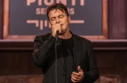 Renner chora ao cantar música de Rick na primeira gravação após a morte do parceiro