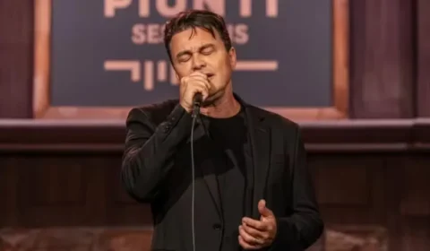 Renner chora ao cantar música de Rick na primeira gravação após a morte do parceiro