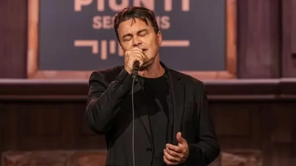 Renner chora ao cantar música de Rick na primeira gravação após a morte do parceiro