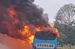 Ônibus escolar pega fogo em assentamento de Candeias do Jamari, em Rondônia