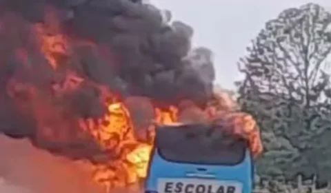 Ônibus escolar pega fogo em assentamento de Candeias do Jamari, em Rondônia