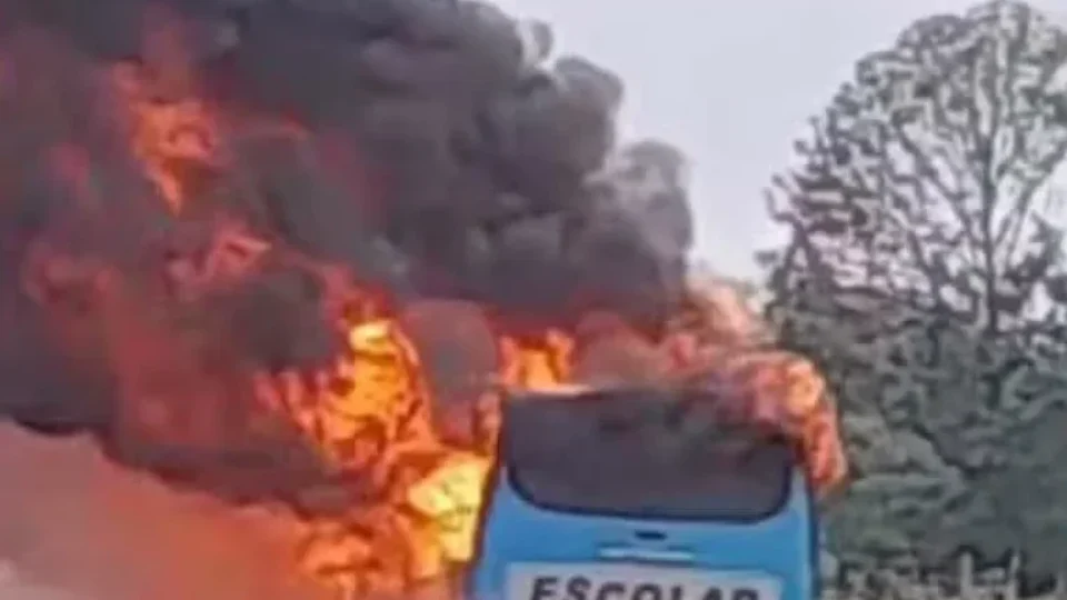 Ônibus escolar pega fogo em assentamento de Candeias do Jamari, em Rondônia